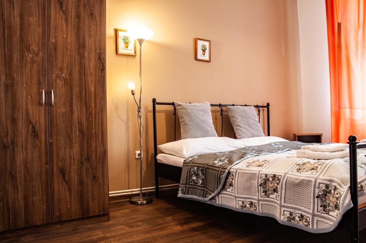 Hotel Sunflower Prag Dış mekan fotoğraf